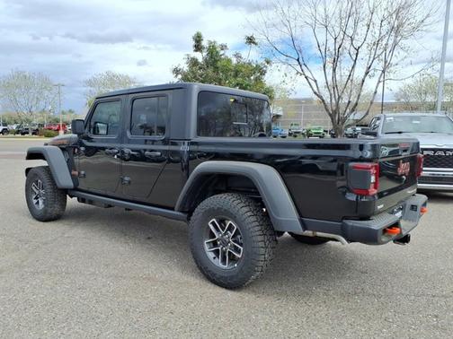 Black Clearcoat 2026 Jeep Gladiator Mojave