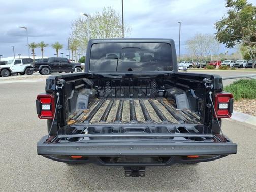 Black Clearcoat 2026 Jeep Gladiator Mojave