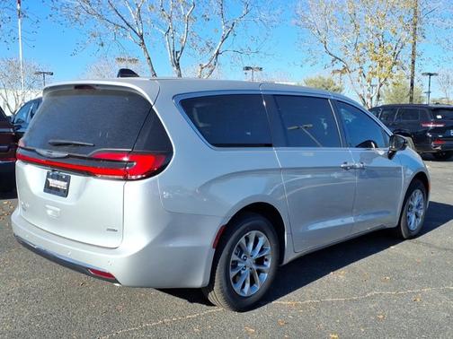Silver Mist Clearcoat 2026 Chrysler Pacifica Select