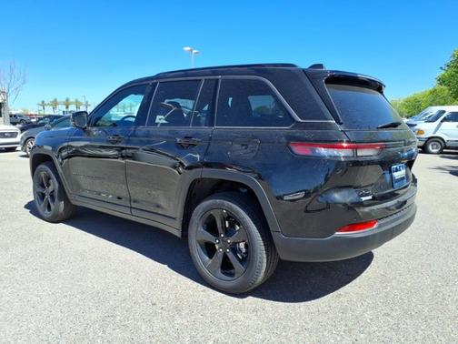 Diamond Black Crystal Pearlcoat 2026 Jeep Grand Cherokee Limited
