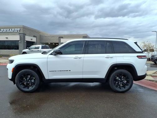 Bright White Clearcoat 2026 Jeep Grand Cherokee Laredo Altitude