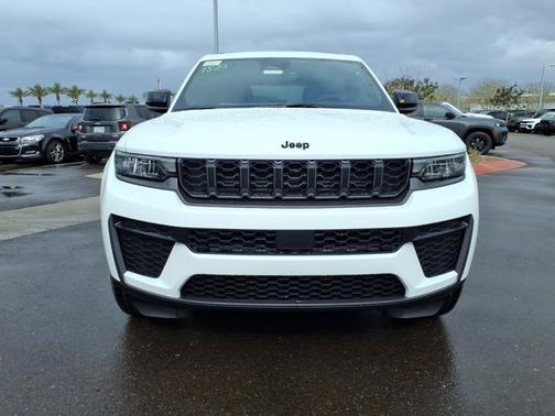 Bright White Clearcoat 2026 Jeep Grand Cherokee Laredo Altitude