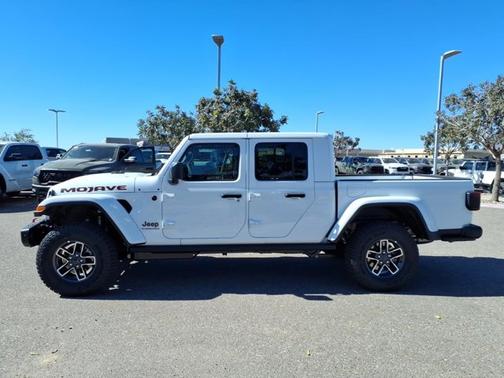 Bright White Clearcoat 2026 Jeep Gladiator Mojave X