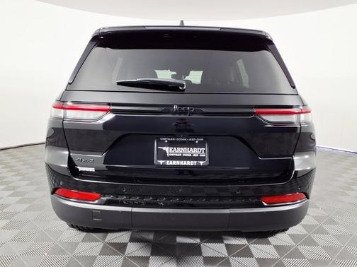 Diamond Black Crystal Pearlcoat 2023 Jeep Grand Cherokee Altitude