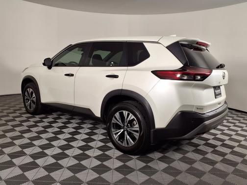 Pearl White Tricoat 2022 Nissan Rogue SV