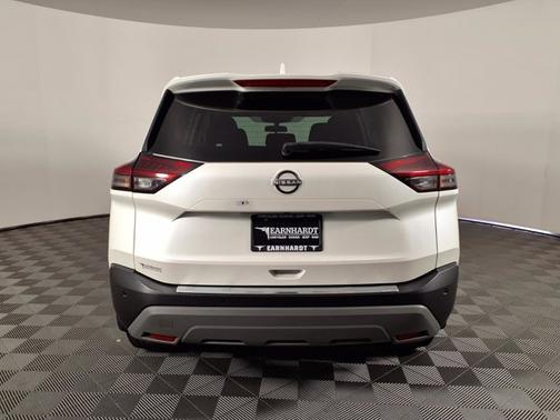 Pearl White Tricoat 2022 Nissan Rogue SV