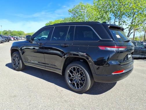 Diamond Black Crystal Pearlcoat 2026 Jeep Grand Cherokee Summit