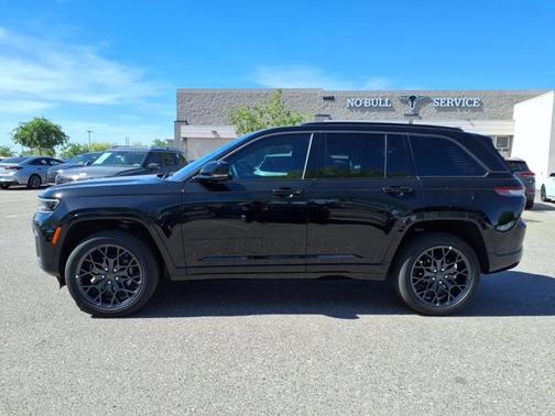 Diamond Black Crystal Pearlcoat 2026 Jeep Grand Cherokee Summit