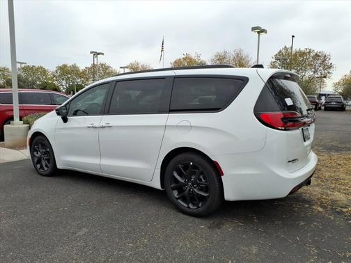 Bright White Clearcoat 2026 Chrysler Pacifica Limited