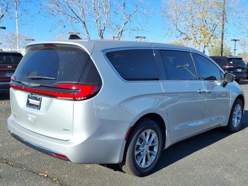 Silver Mist Clearcoat 2026 Chrysler Pacifica Select