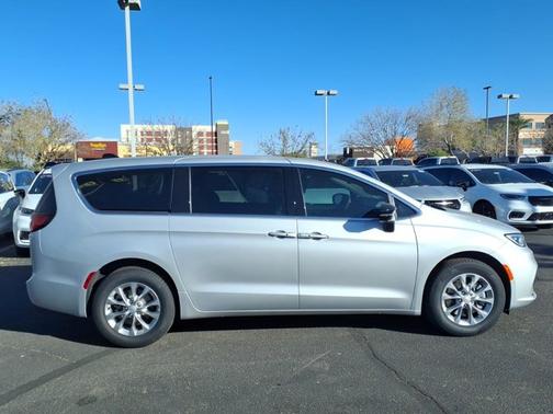 Silver Mist Clearcoat 2026 Chrysler Pacifica Select