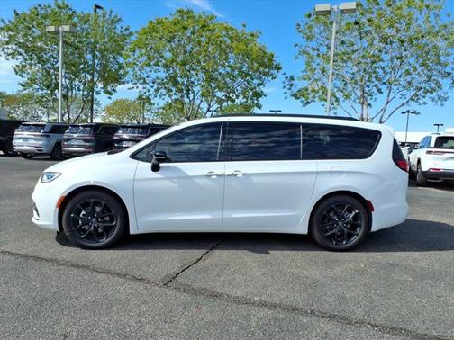 Bright White Clearcoat 2026 Chrysler Pacifica Limited