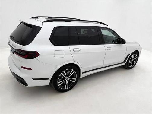 2025 BMW X7 M60i
