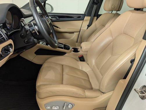 2022 Porsche Macan AWD