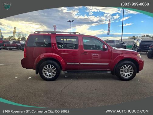 2011 Nissan Pathfinder LE