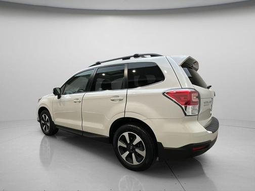 Crystal White Pearl 2017 Subaru Forester 2.5i Limited