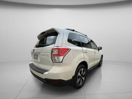 Crystal White Pearl 2017 Subaru Forester 2.5i Limited