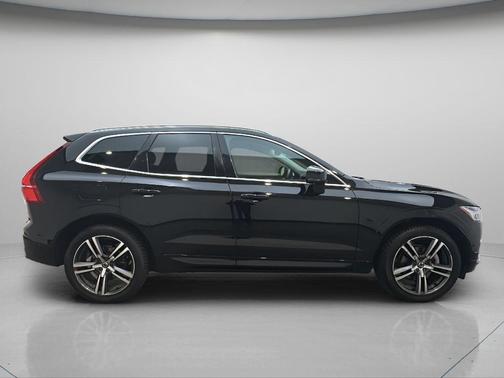 Onyx Black Metallic 2019 Volvo XC60 T5 Momentum