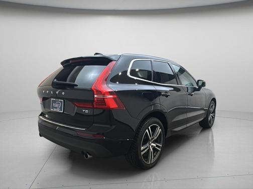 Onyx Black Metallic 2019 Volvo XC60 T5 Momentum
