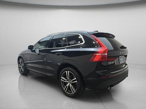 Onyx Black Metallic 2019 Volvo XC60 T5 Momentum