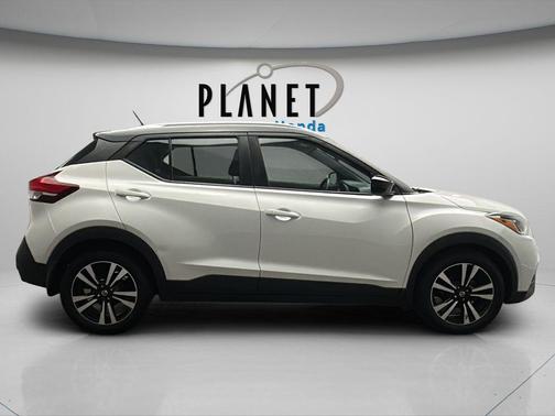 Aspen White / Super Black 2018 Nissan Kicks SV