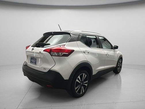 Aspen White / Super Black 2018 Nissan Kicks SV