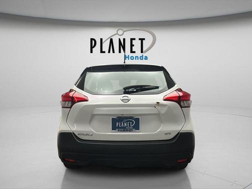 Aspen White / Super Black 2018 Nissan Kicks SV