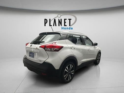 Aspen White / Super Black 2018 Nissan Kicks SV