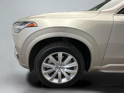 2016 Volvo XC90 T6 Momentum