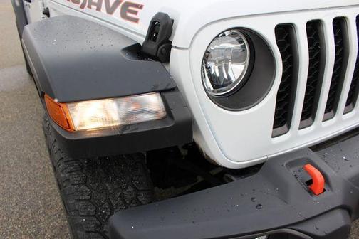 Bright White Clearcoat 2023 Jeep Gladiator Mojave
