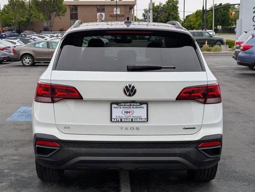 Pure White / Black Roof 2024 Volkswagen Taos 1.5T SE Black