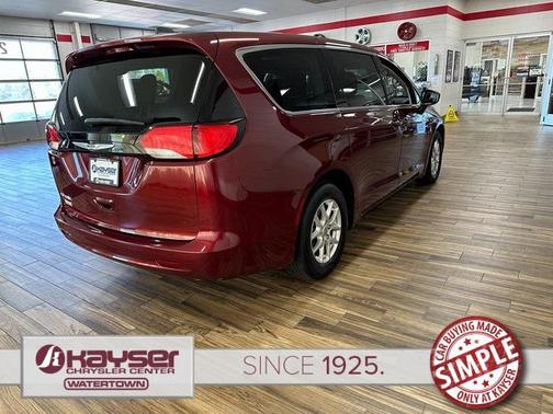 2022 Chrysler Voyager LX