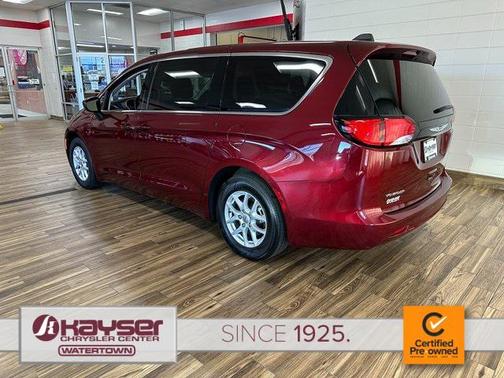 2022 Chrysler Voyager LX