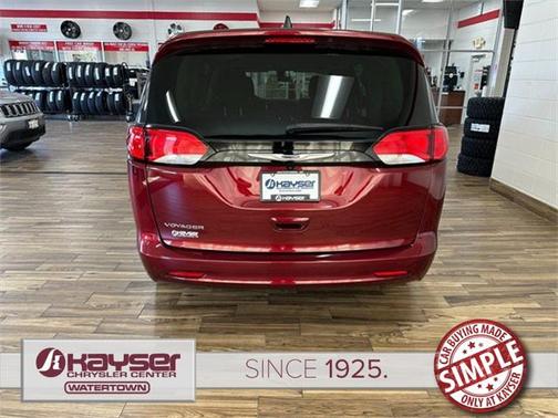 2022 Chrysler Voyager LX