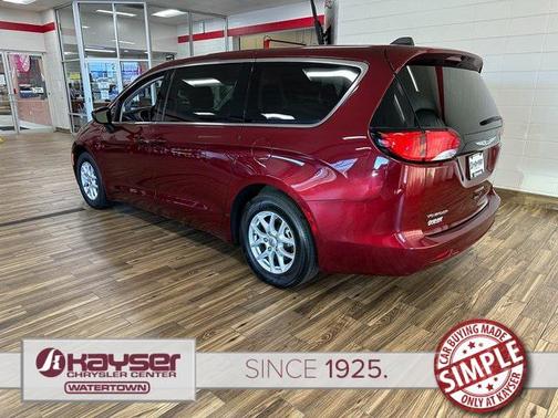 2022 Chrysler Voyager LX