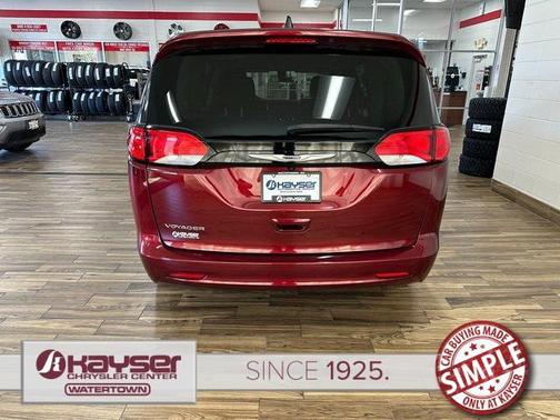 2022 Chrysler Voyager LX