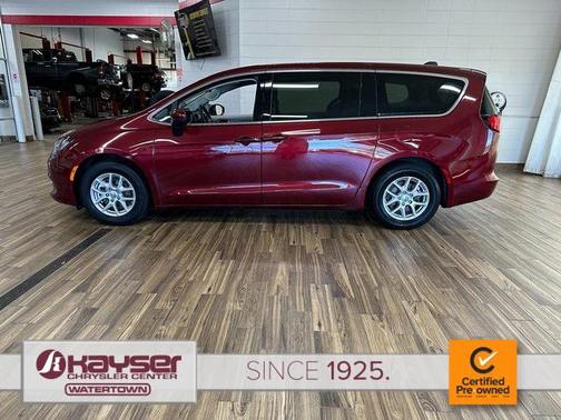 2022 Chrysler Voyager LX