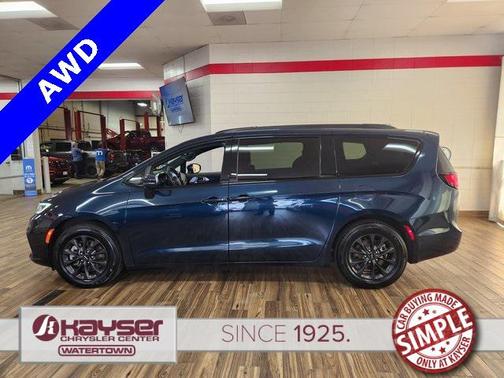 2022 Chrysler Pacifica Touring AWD
