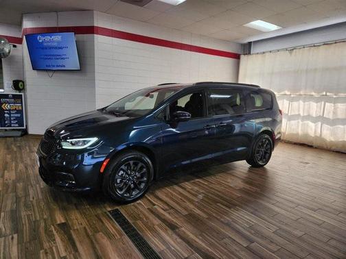 2022 Chrysler Pacifica Touring AWD