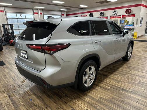 Celestial Silver Metallic 2024 Toyota Highlander LE