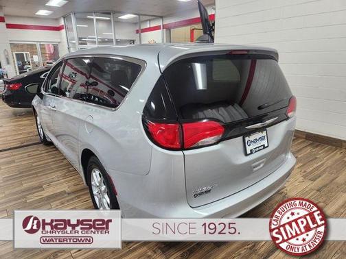 2022 Chrysler Voyager LX