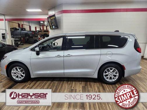2022 Chrysler Voyager LX
