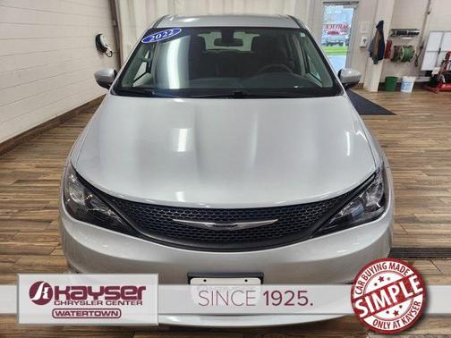 2022 Chrysler Voyager LX