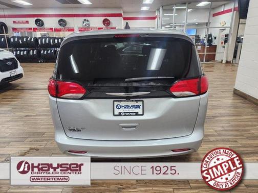 2022 Chrysler Voyager LX