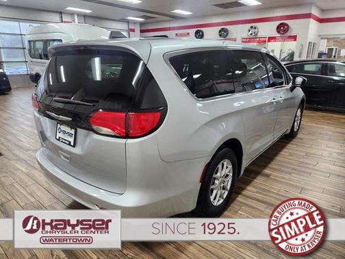 2022 Chrysler Voyager LX