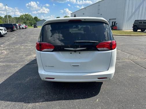 2022 Chrysler Voyager LX