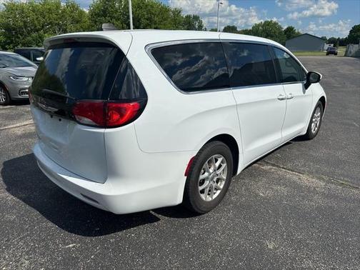 2022 Chrysler Voyager LX