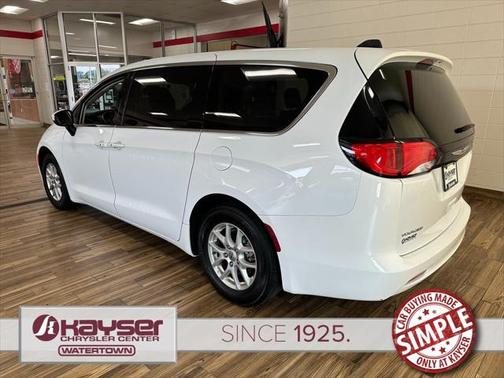 2022 Chrysler Voyager LX