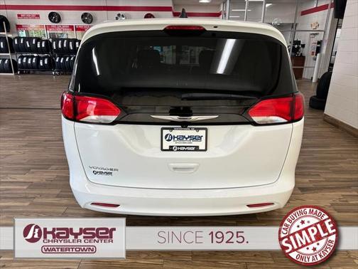 2022 Chrysler Voyager LX