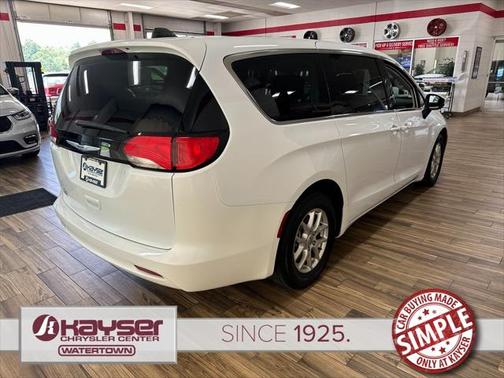 2022 Chrysler Voyager LX